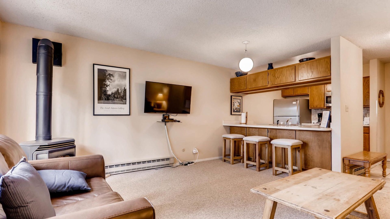 Photo of Livingroom in Peak 8