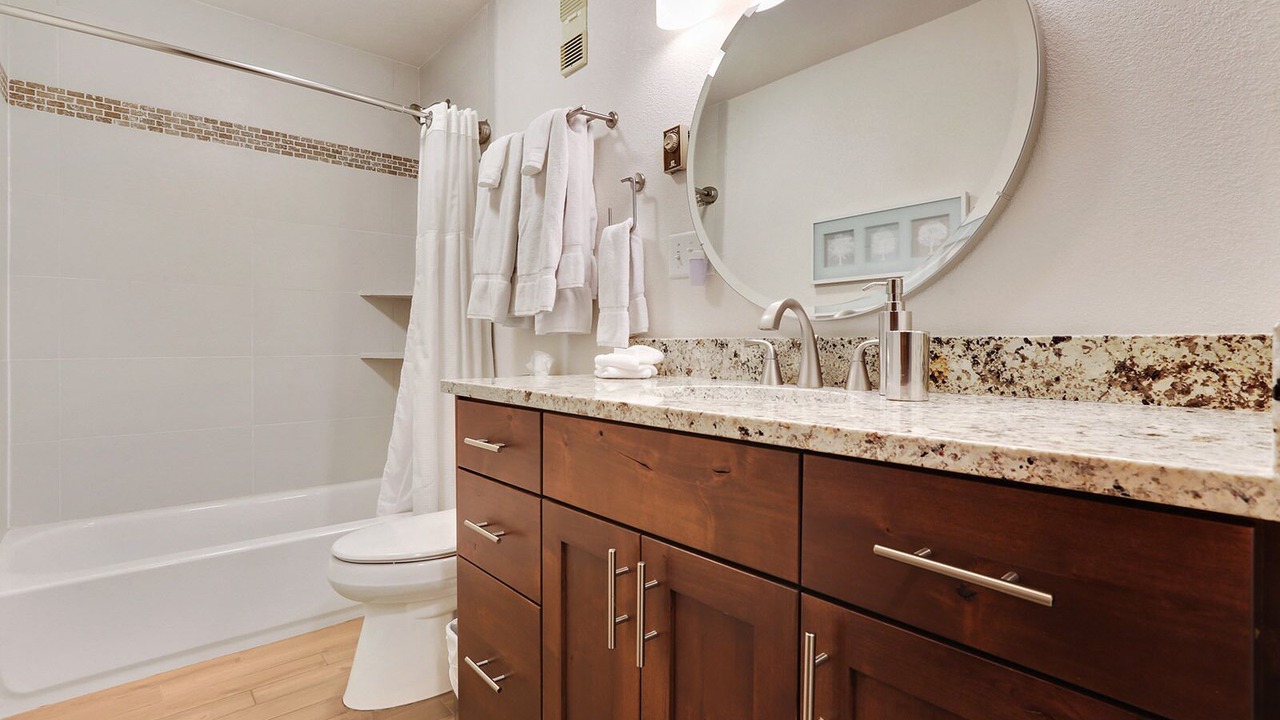Photo of Bathroom in Four O'Clock