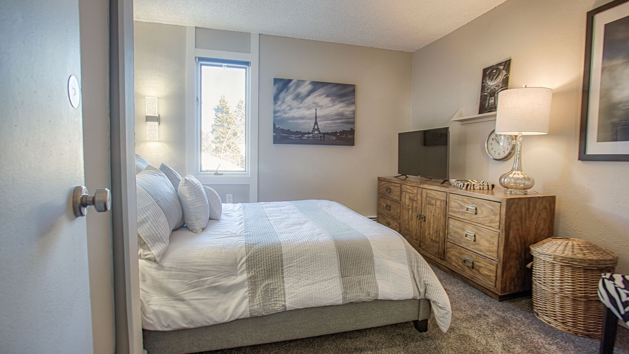 Photo of Bedroom in Peak 8