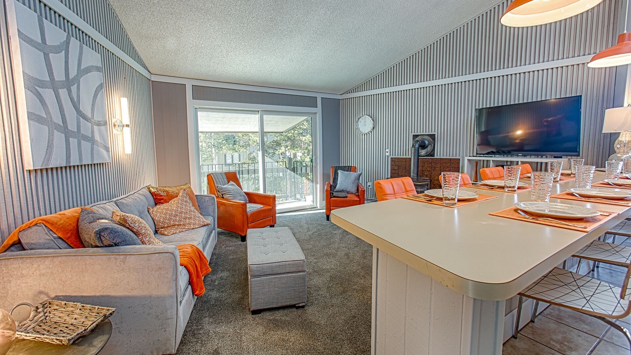 Photo of Livingroom in Peak 8