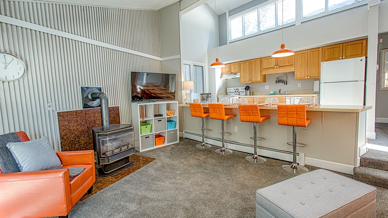 Photo of Livingroom in Peak 8