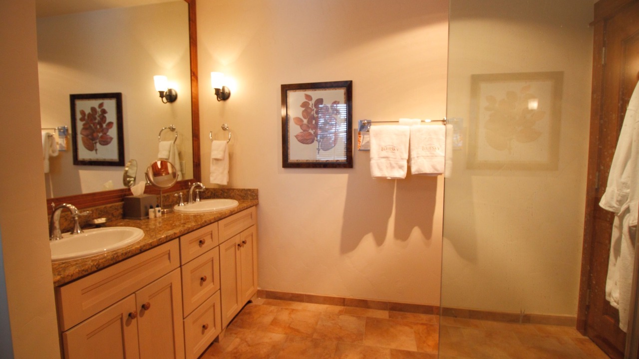 Photo of Bathroom in Four O'Clock