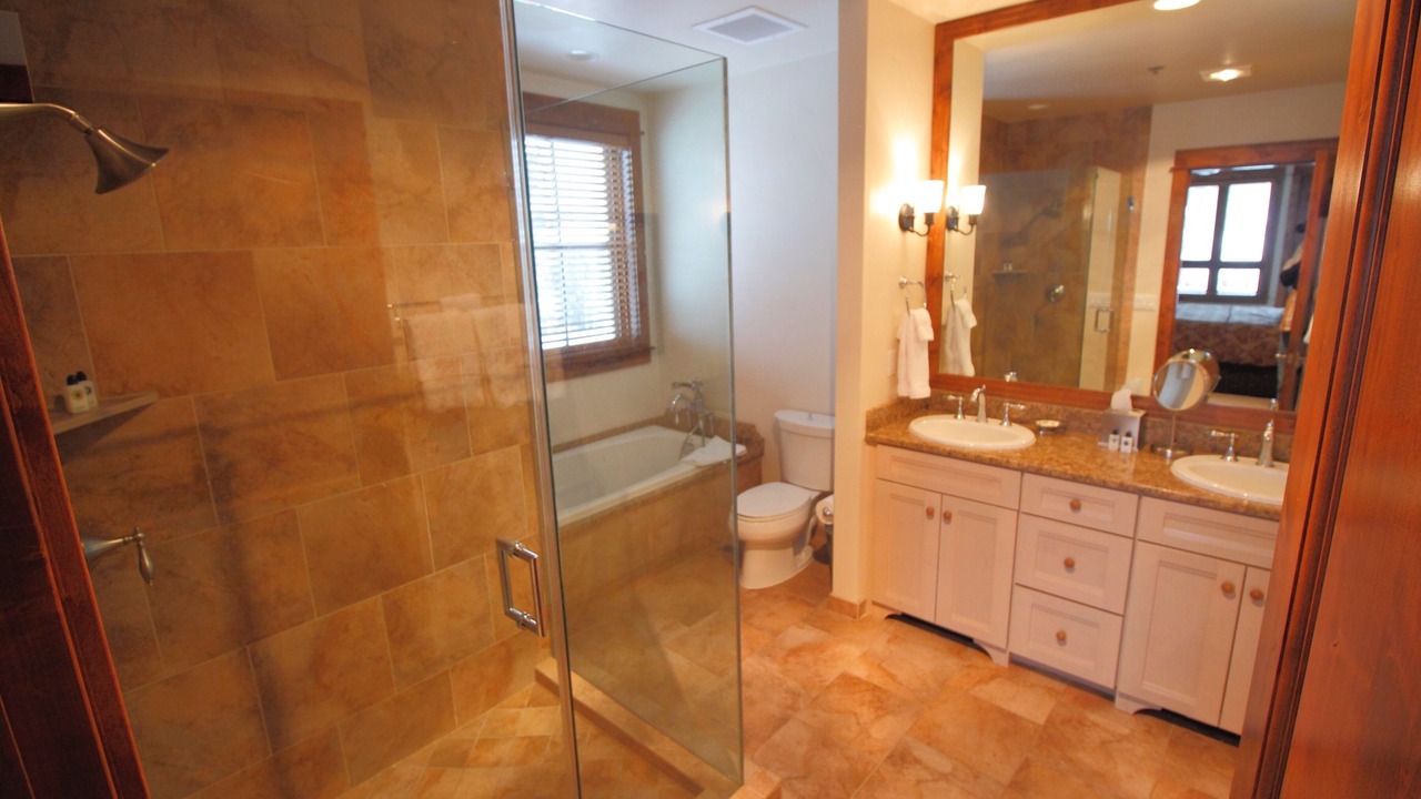 Photo of Bathroom in Four O'Clock