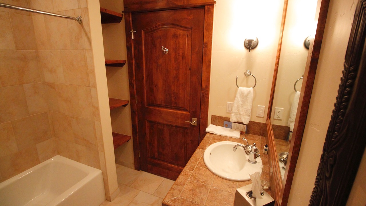Photo of Bathroom in Four O'Clock
