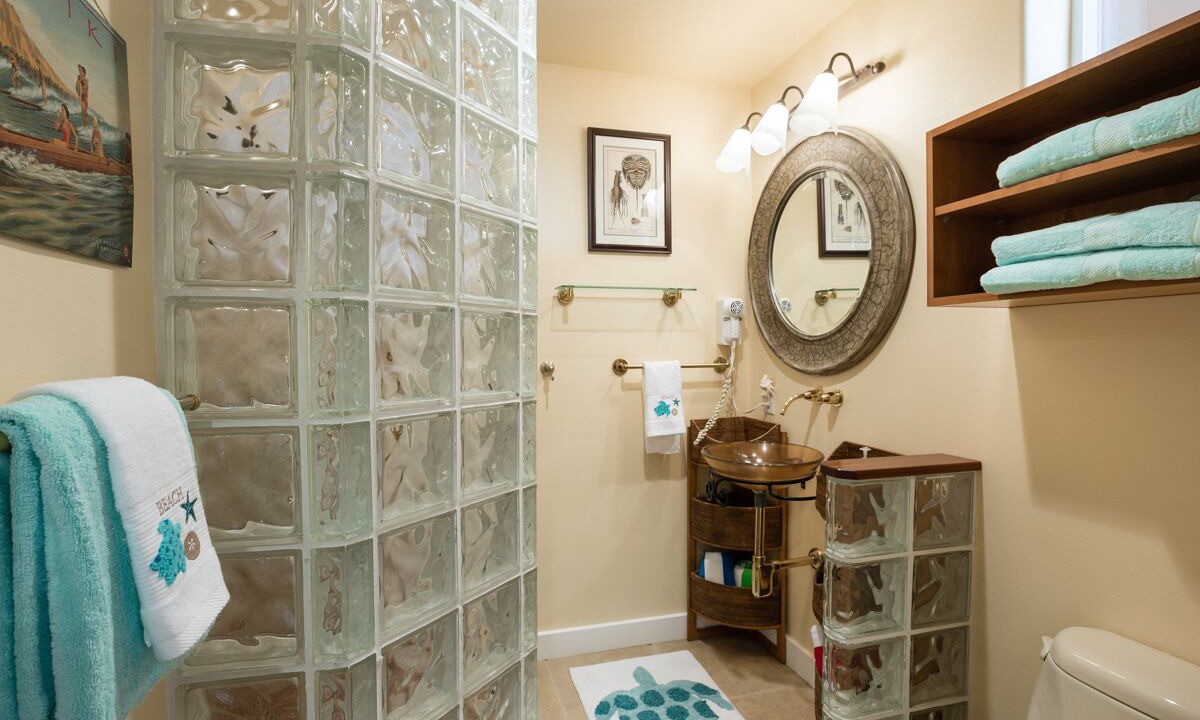 Photo of Bathroom in Kahaluu Bay
