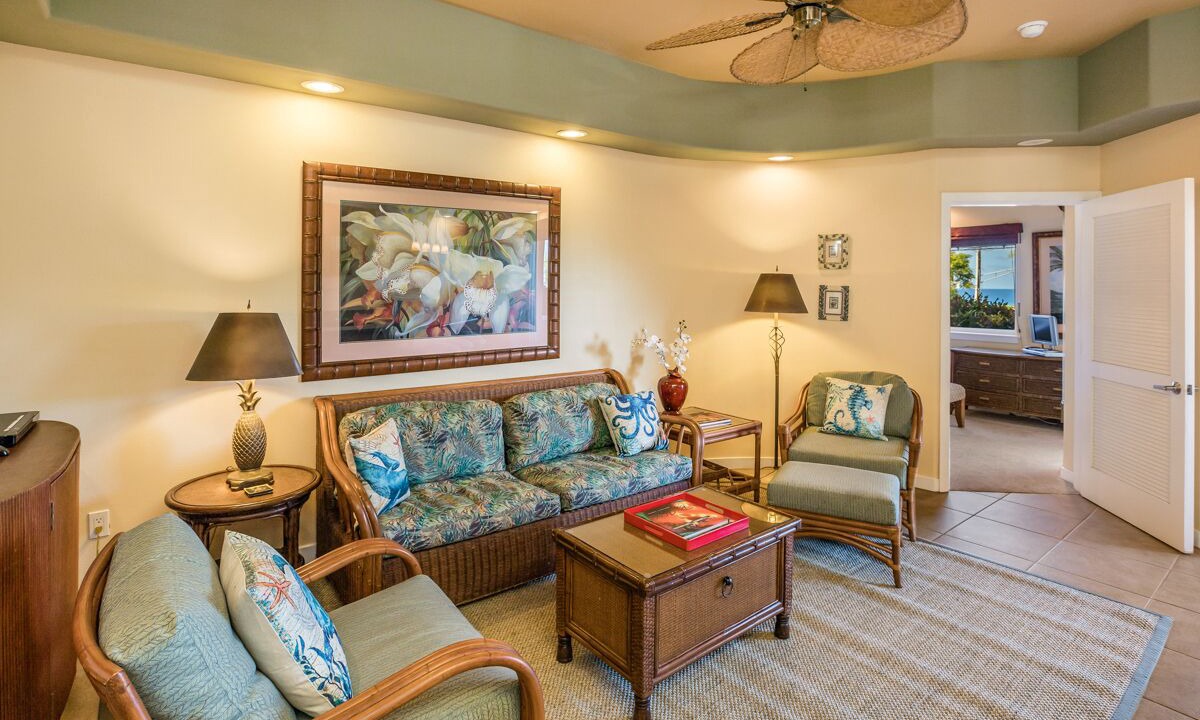 Photo of Livingroom in Kahaluu Bay