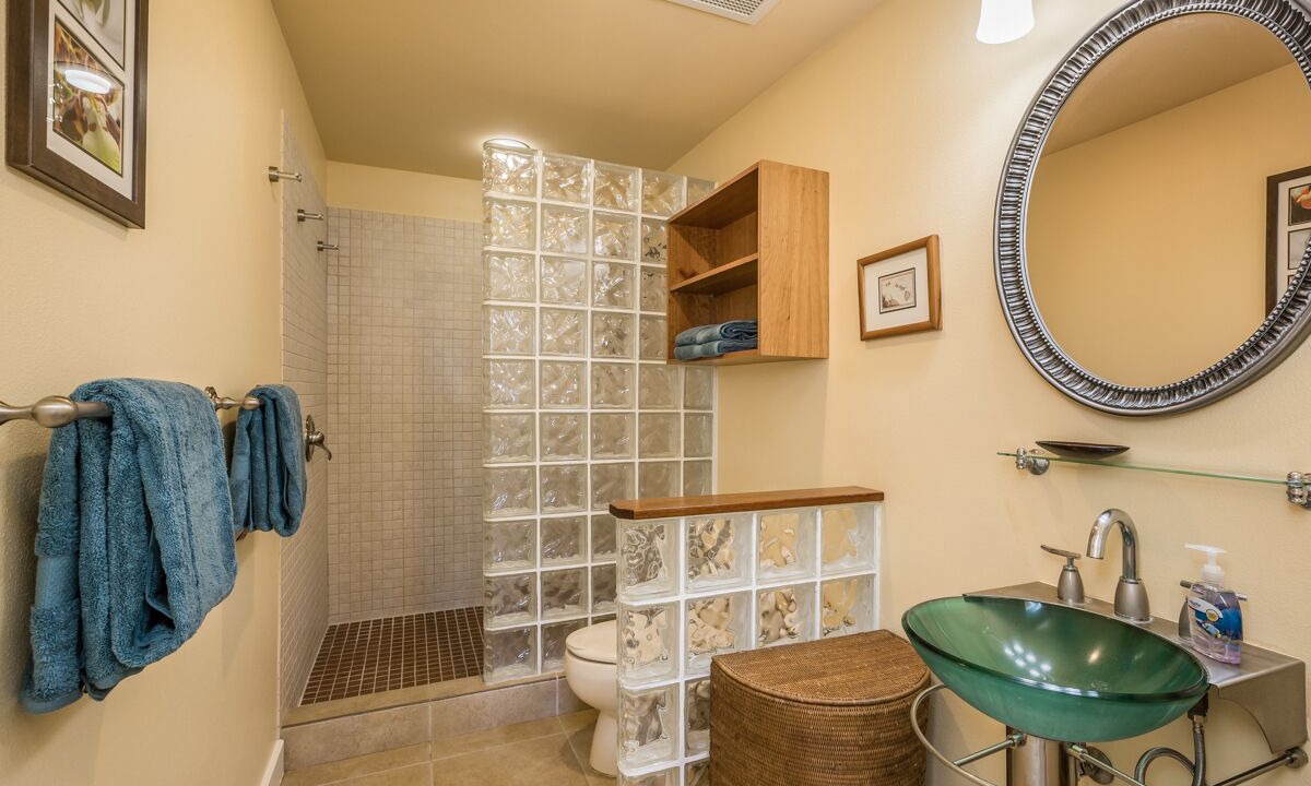 Photo of Bathroom in Kahaluu Bay