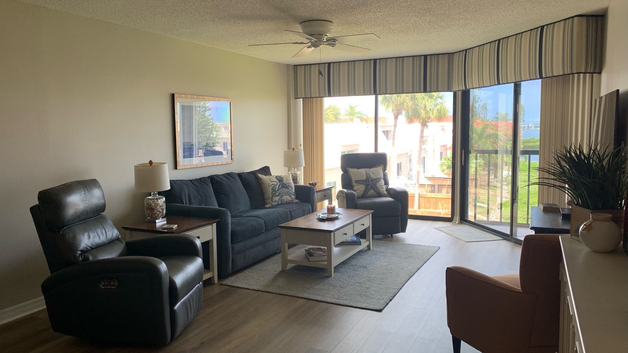 Photo of Livingroom in Holmes Beach