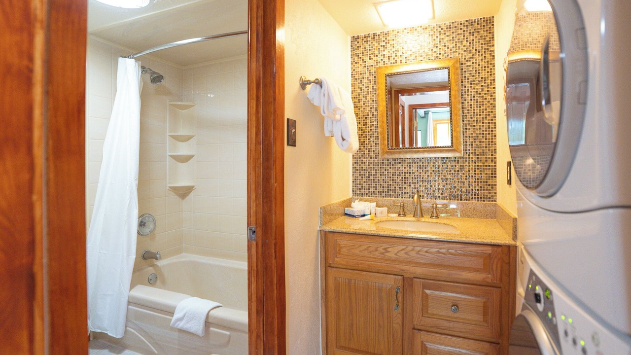 Photo of Bathroom in Four O'Clock