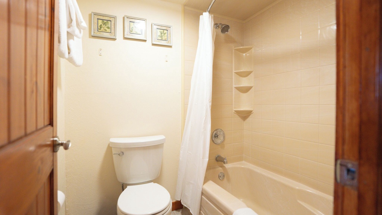 Photo of Bathroom in Four O'Clock