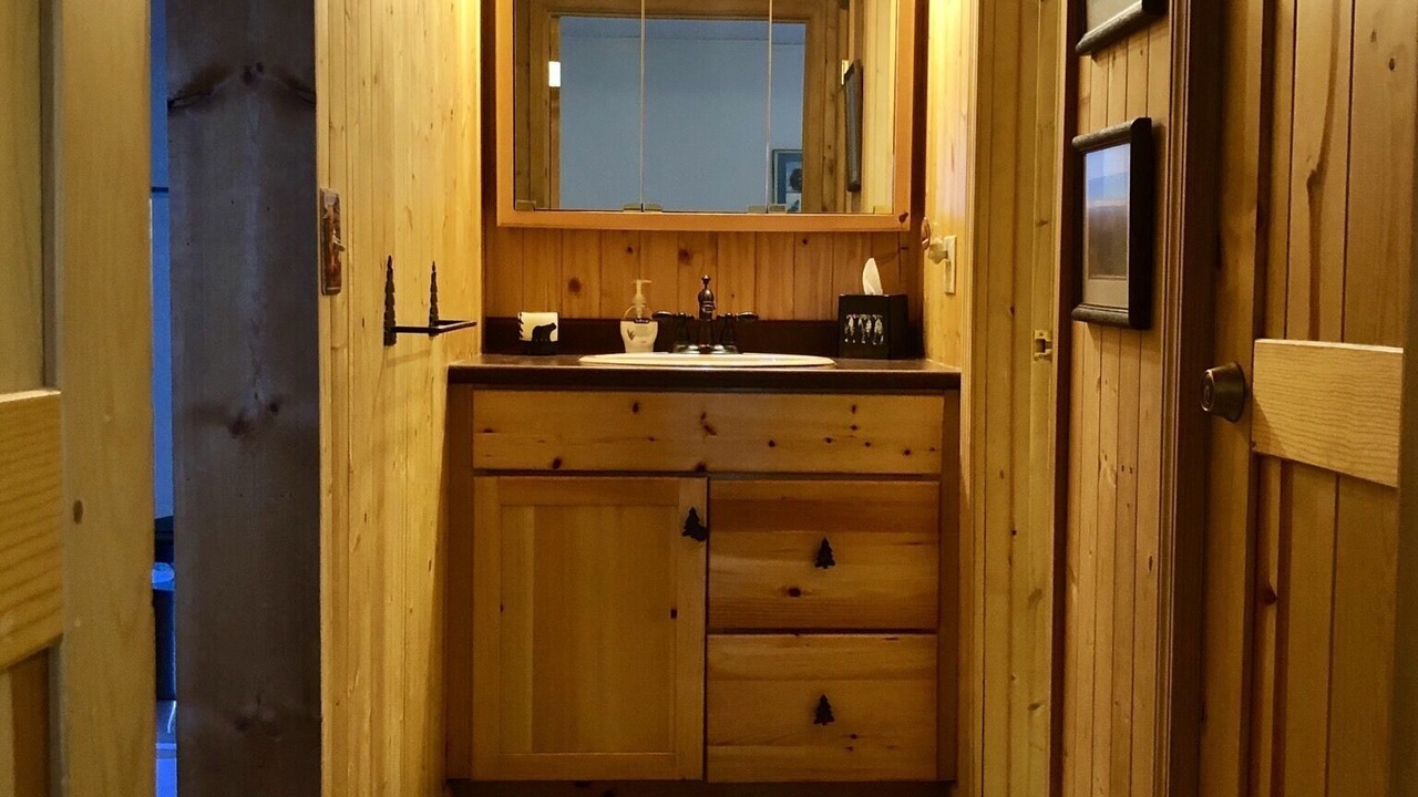 Photo of Bathroom in Peak 8