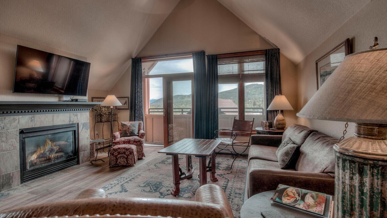 Photo of Livingroom in Peak 9