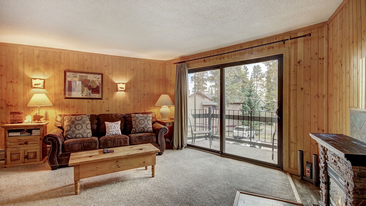 Photo of Livingroom in Peak 8