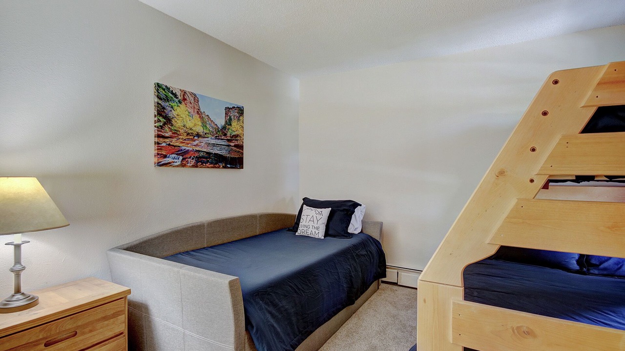 Photo of Bedroom in Peak 8