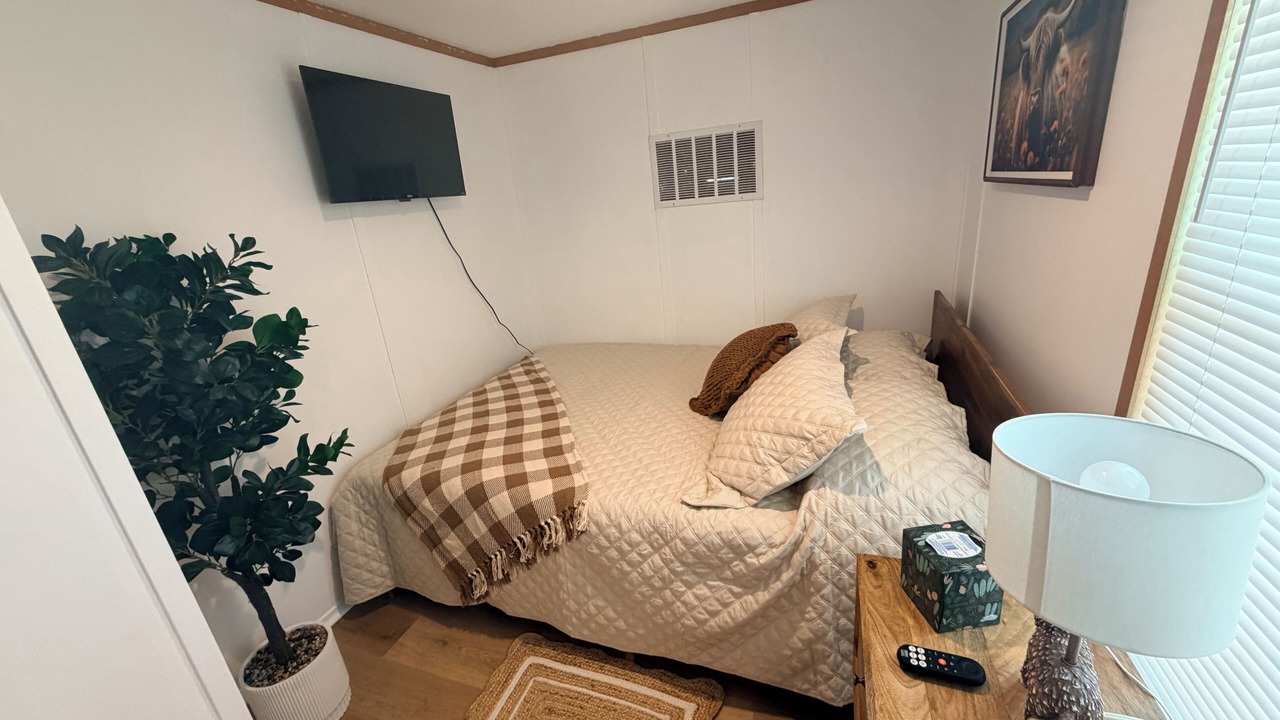 Photo of Bedroom in Suncoast Estates
