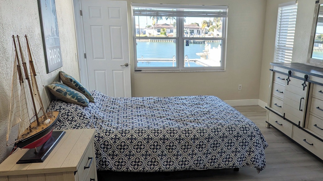Photo of Bedroom in Capri Isle