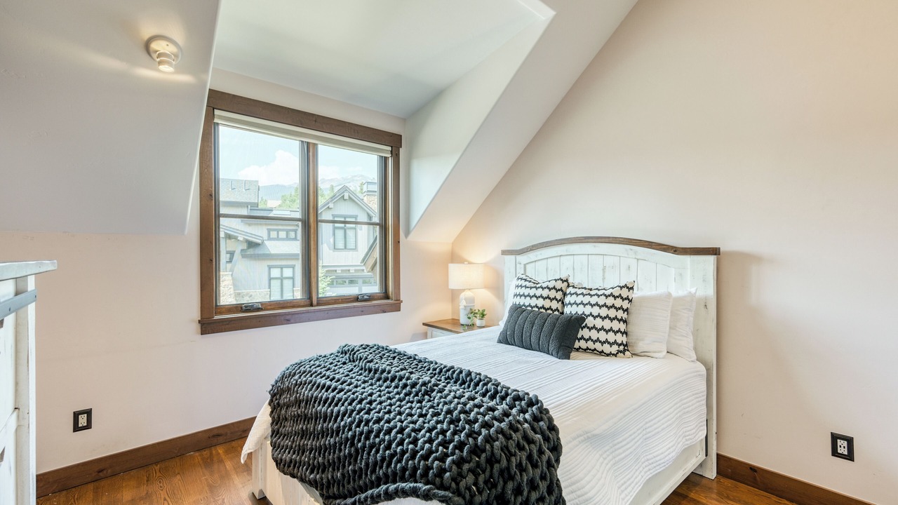 Photo of Bedroom in Three Peaks