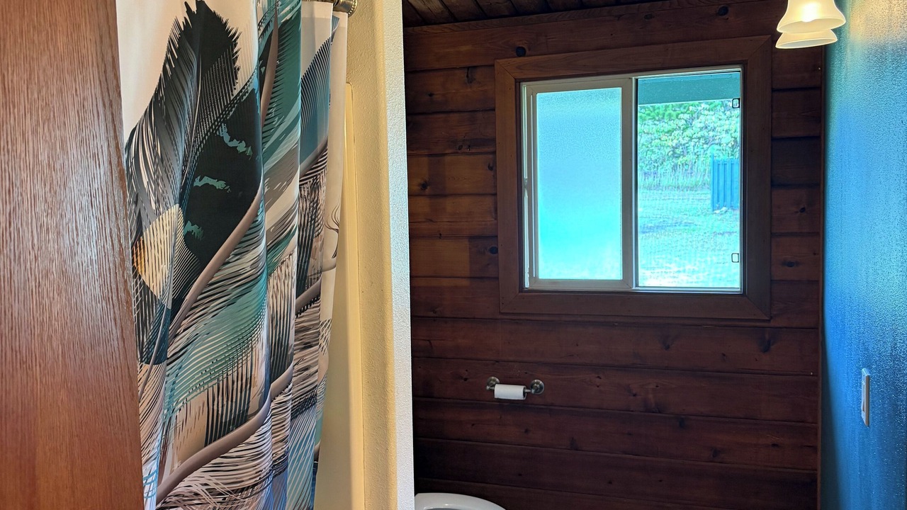 Photo of Bathroom in Naalehu