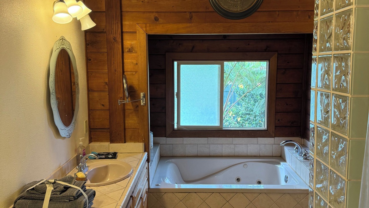 Photo of Bathroom in Naalehu