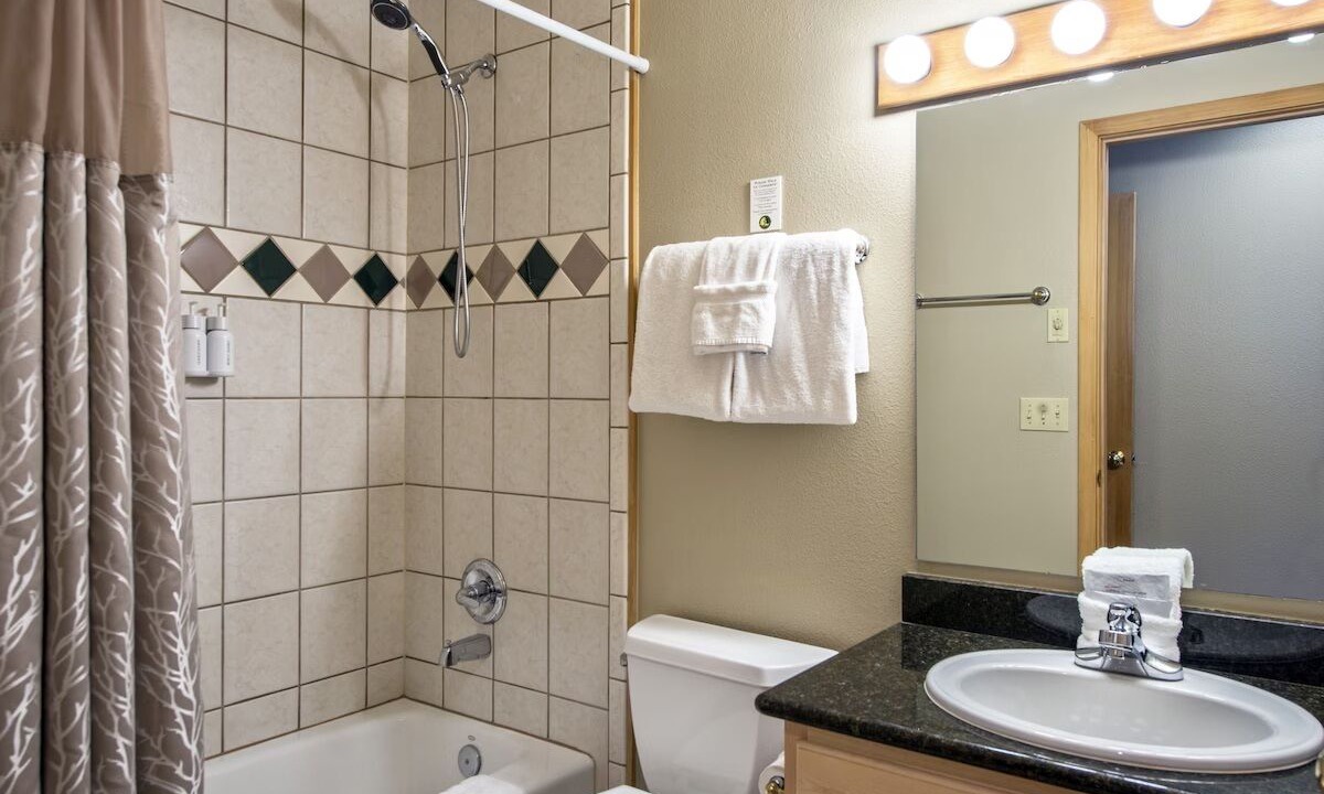 Photo of Bathroom in Four O'Clock