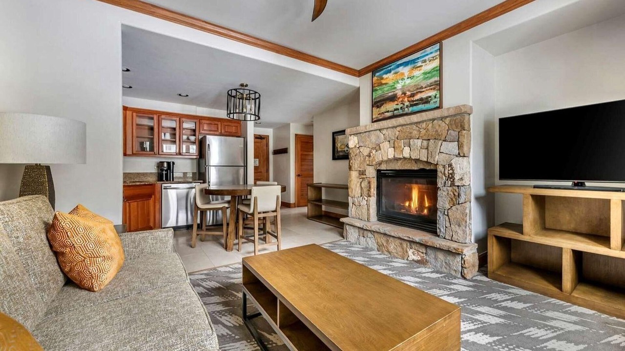 Photo of Livingroom in Peak 9