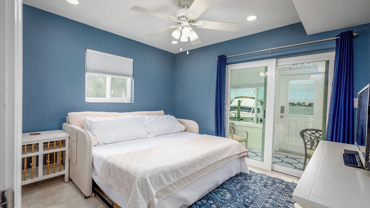 Photo of Bedroom in Capri Isle