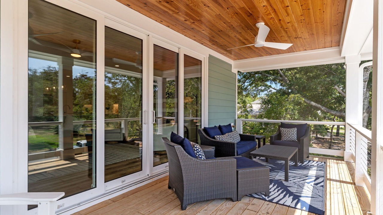 Photo of Patio Balcony in Tranquil Harbour