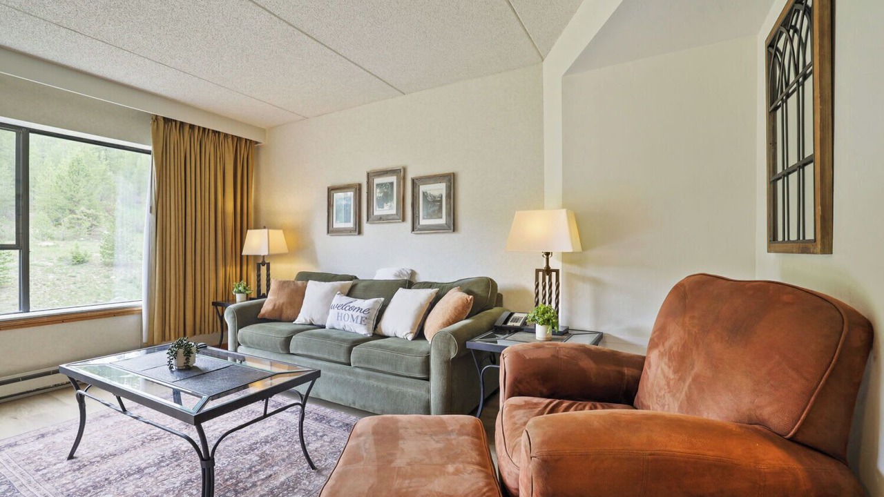 Photo of Livingroom in Peak 9