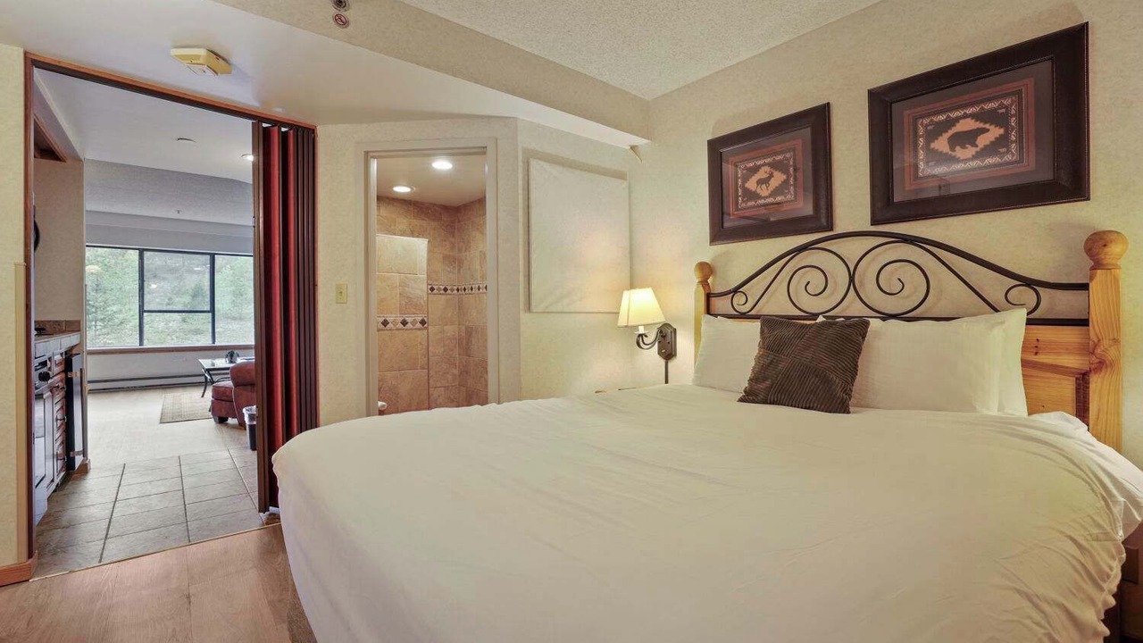 Photo of Bedroom in Peak 9