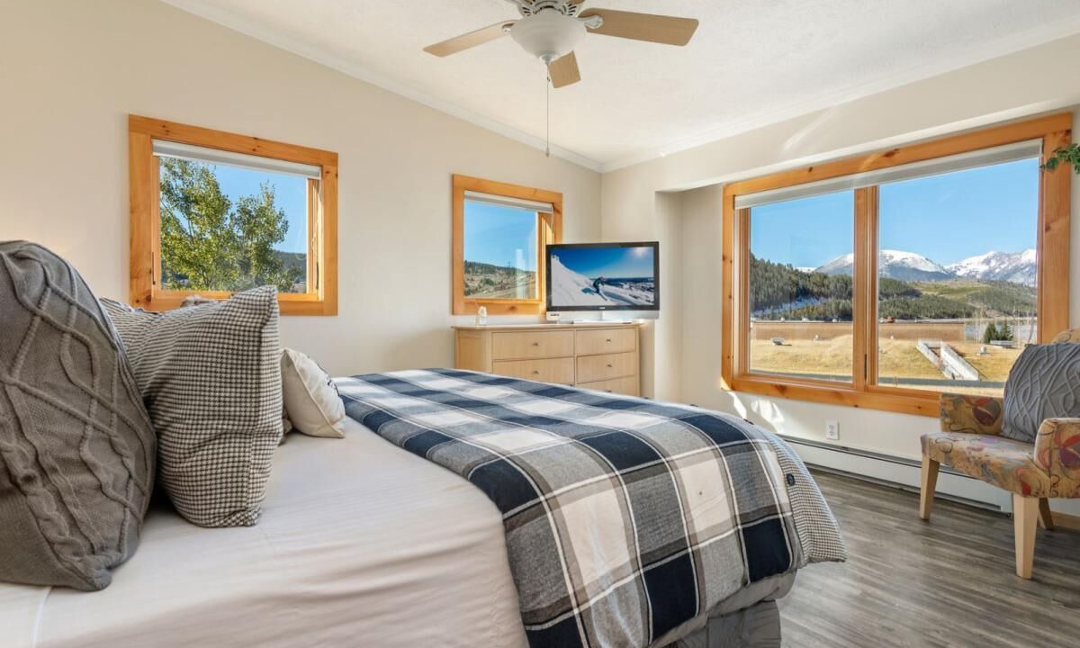 Photo of Bedroom in Summit Cove