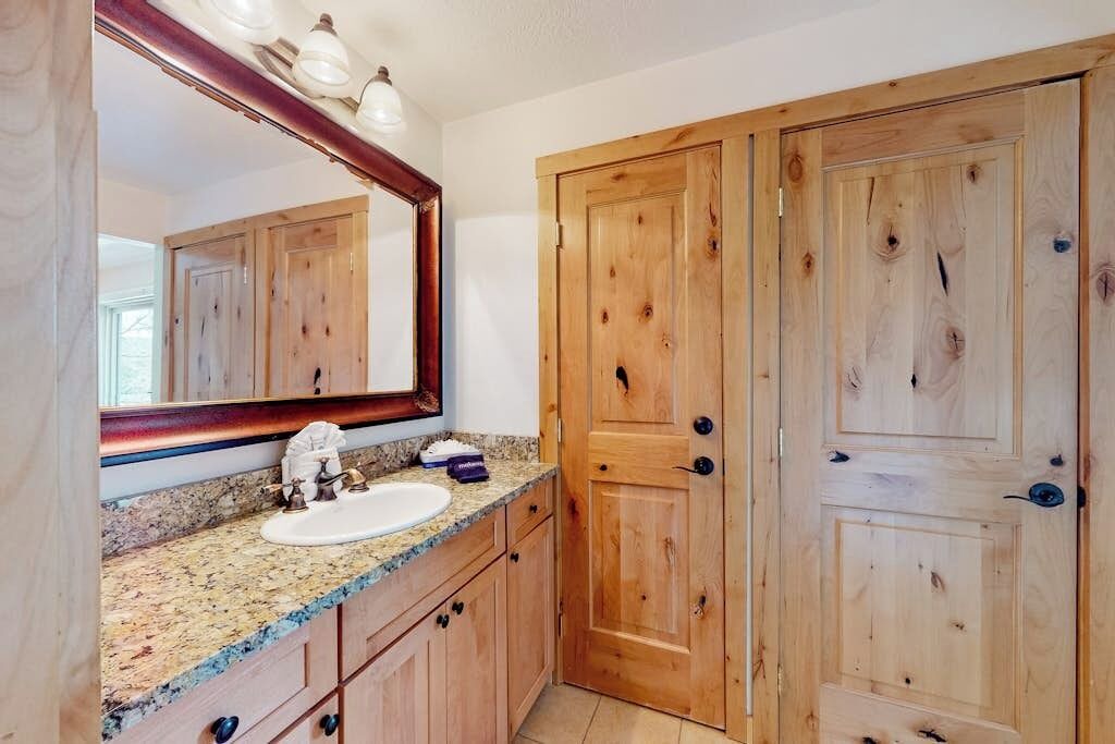 Photo of Bathroom in Four O'Clock