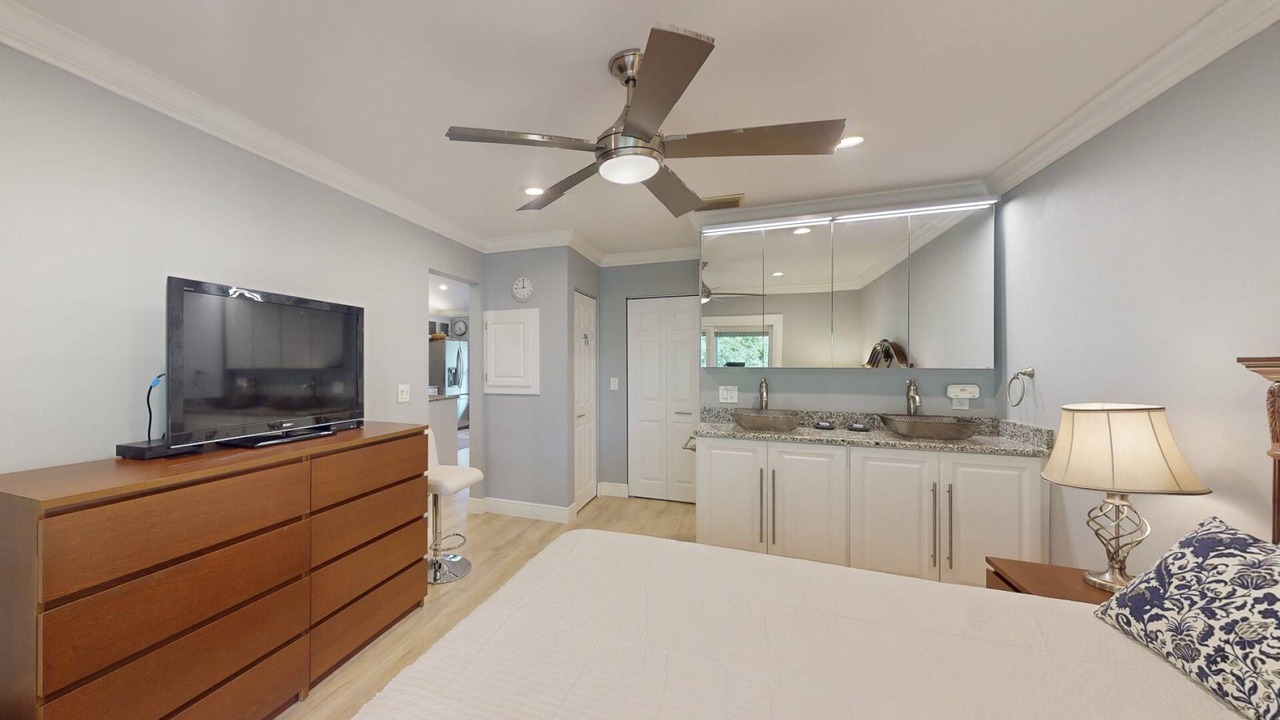 Photo of Bedroom in Capri Isle