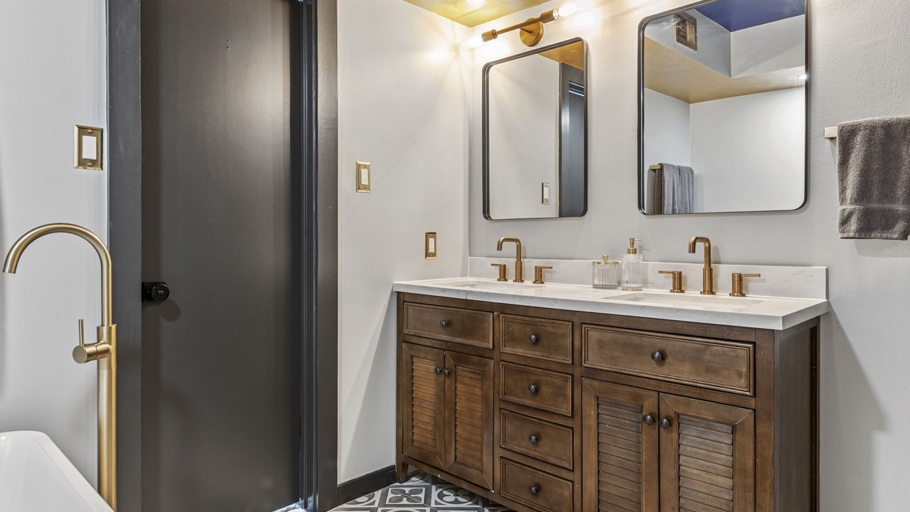 Photo of Bathroom in Greenway Plaza-Upper Kirby