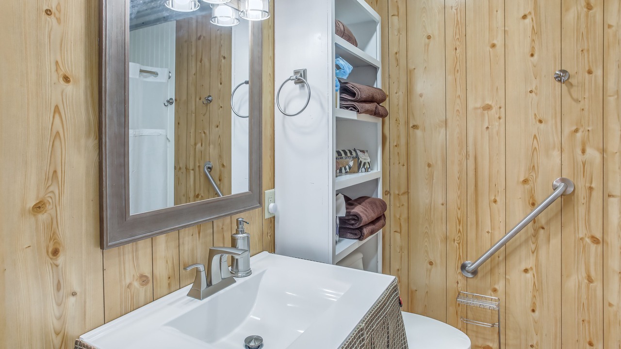 Photo of Bathroom in Barnesville