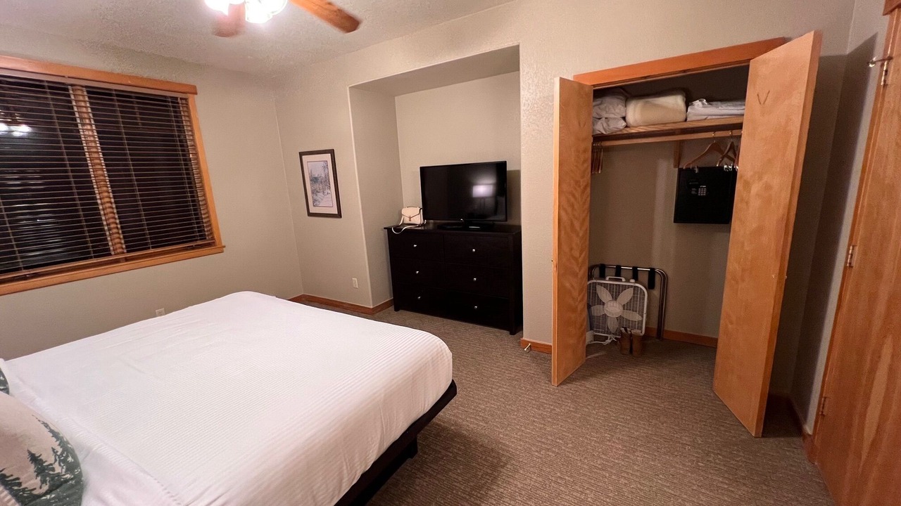 Photo of Bedroom in Peak 9