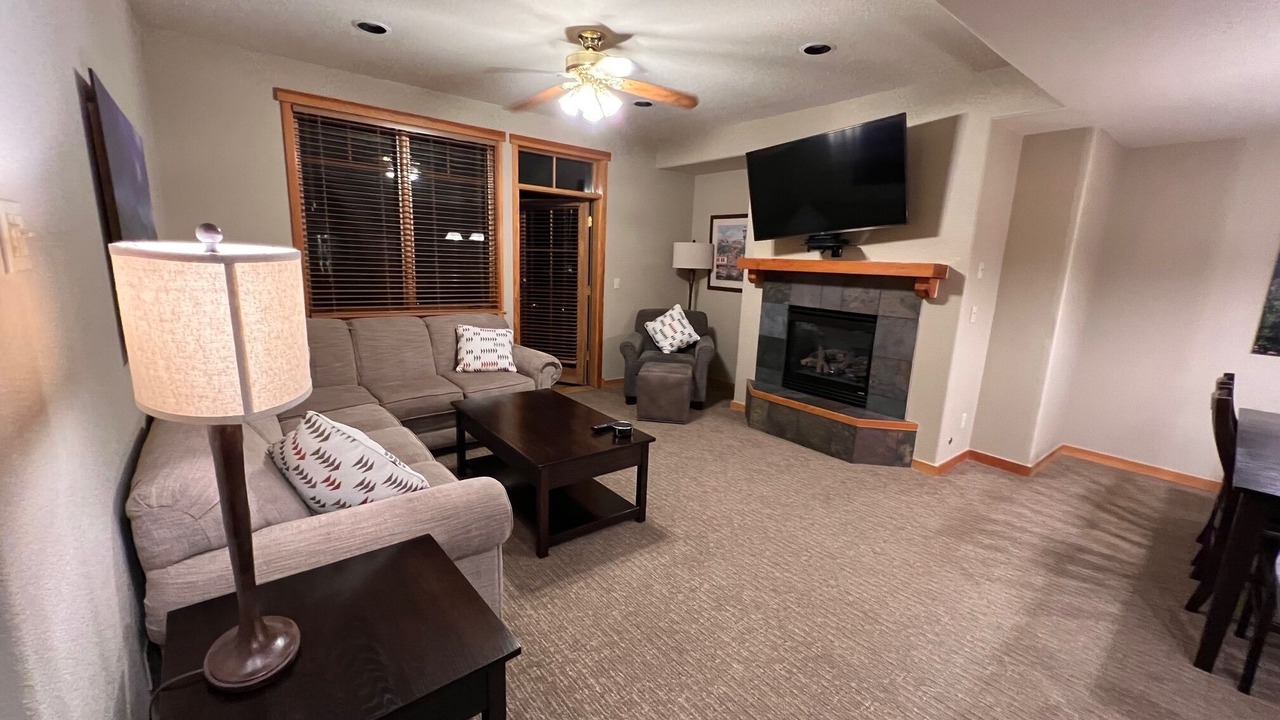 Photo of Livingroom in Peak 9