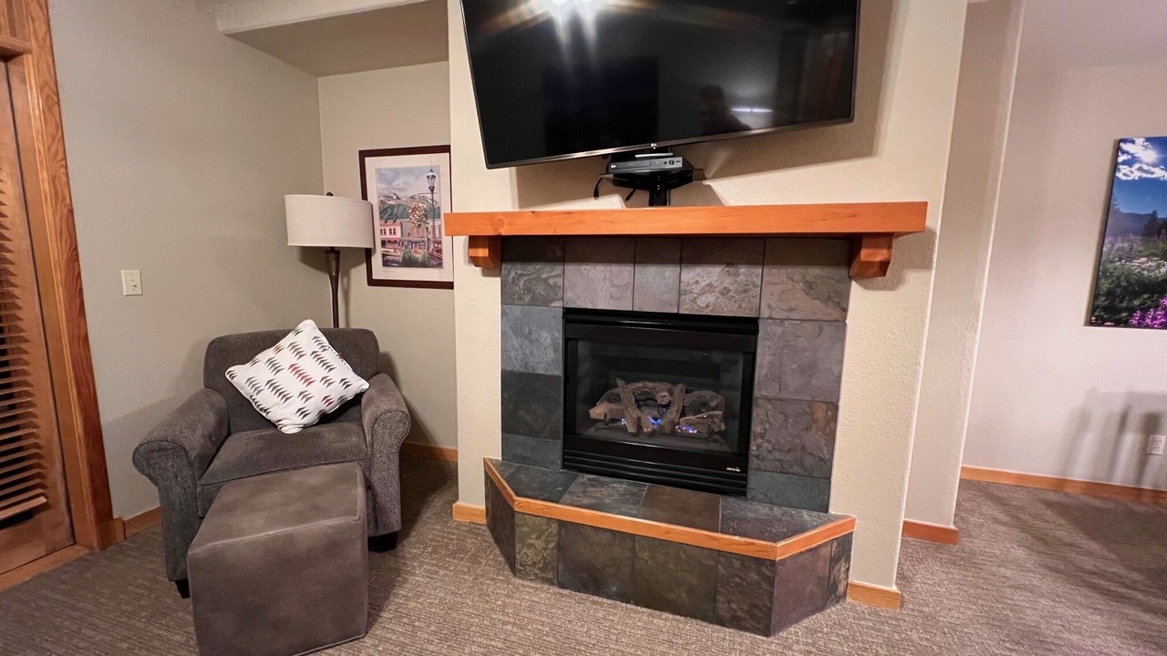 Photo of Livingroom in Peak 9