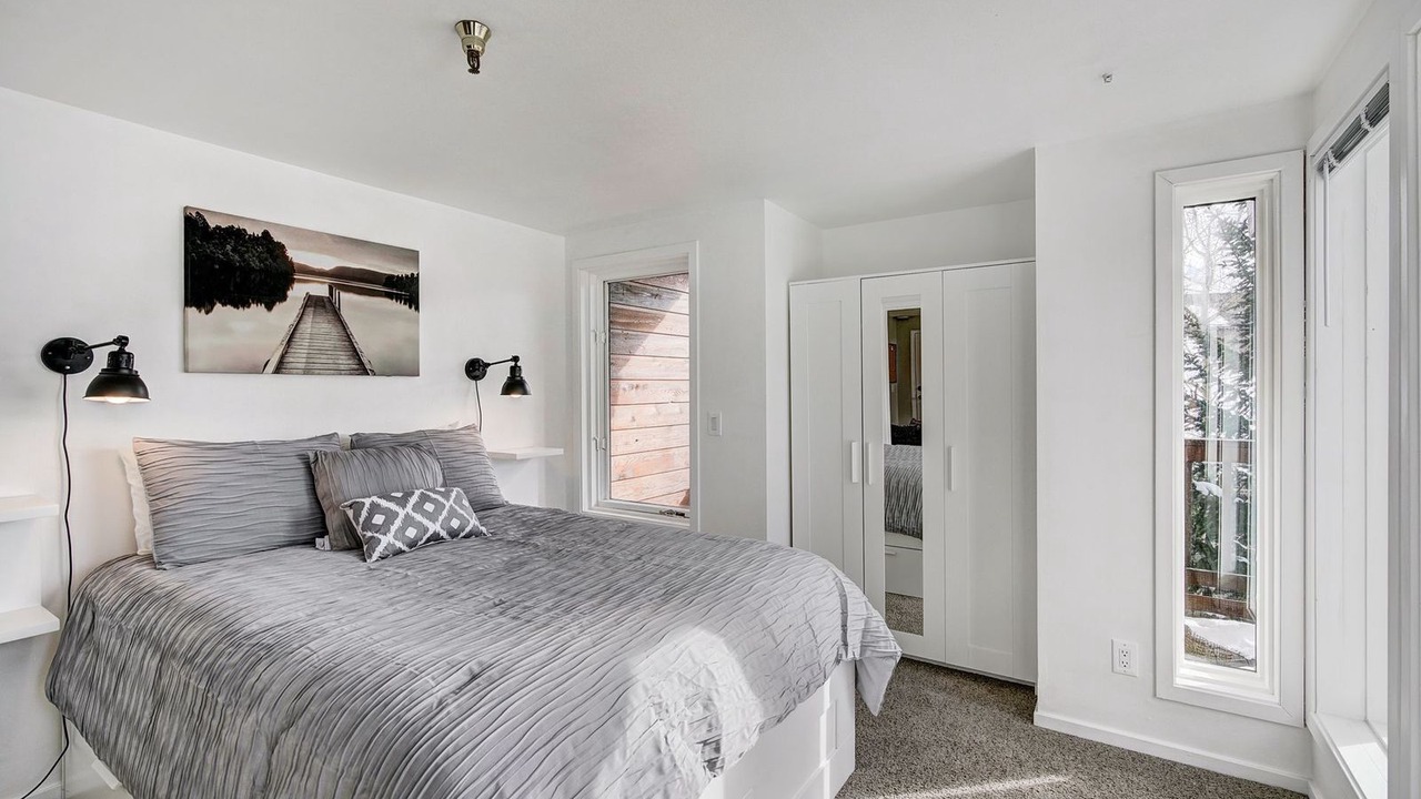 Photo of Bedroom in Four O'Clock