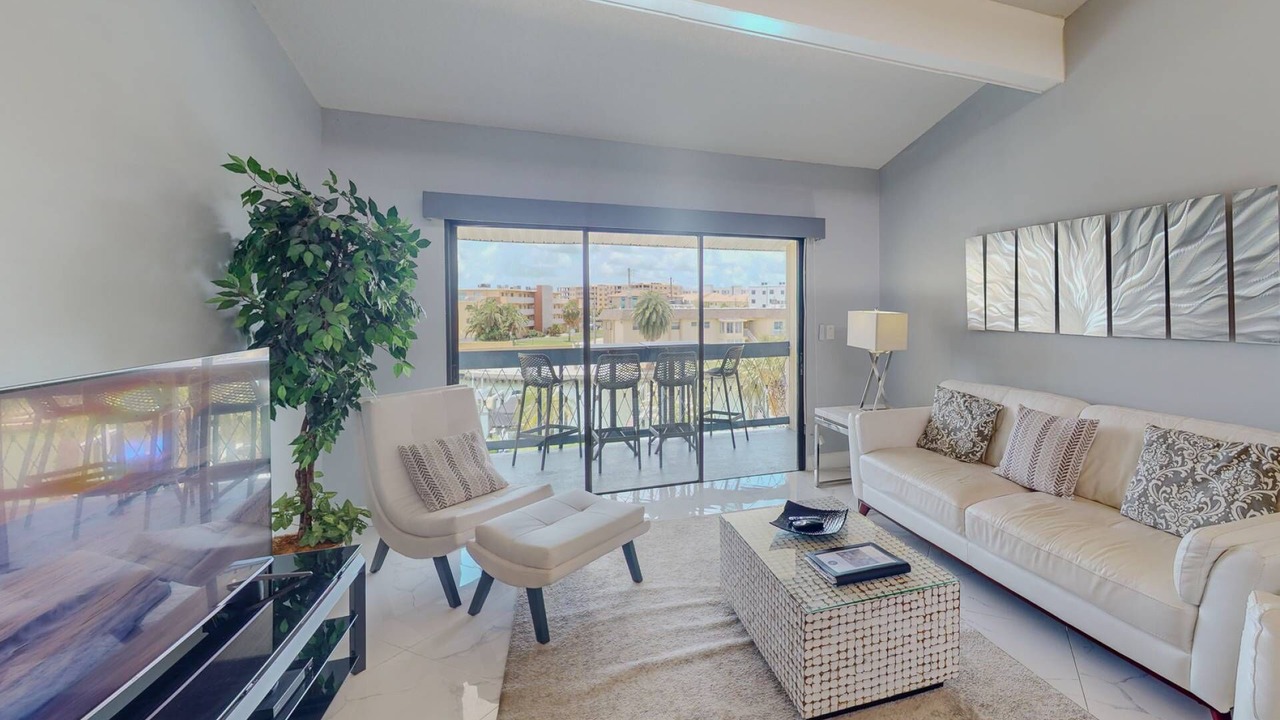 Photo of Livingroom in Capri Isle