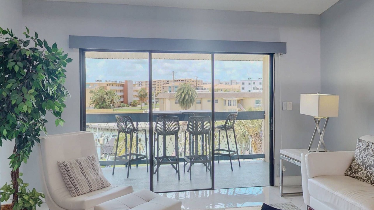 Photo of Livingroom in Capri Isle