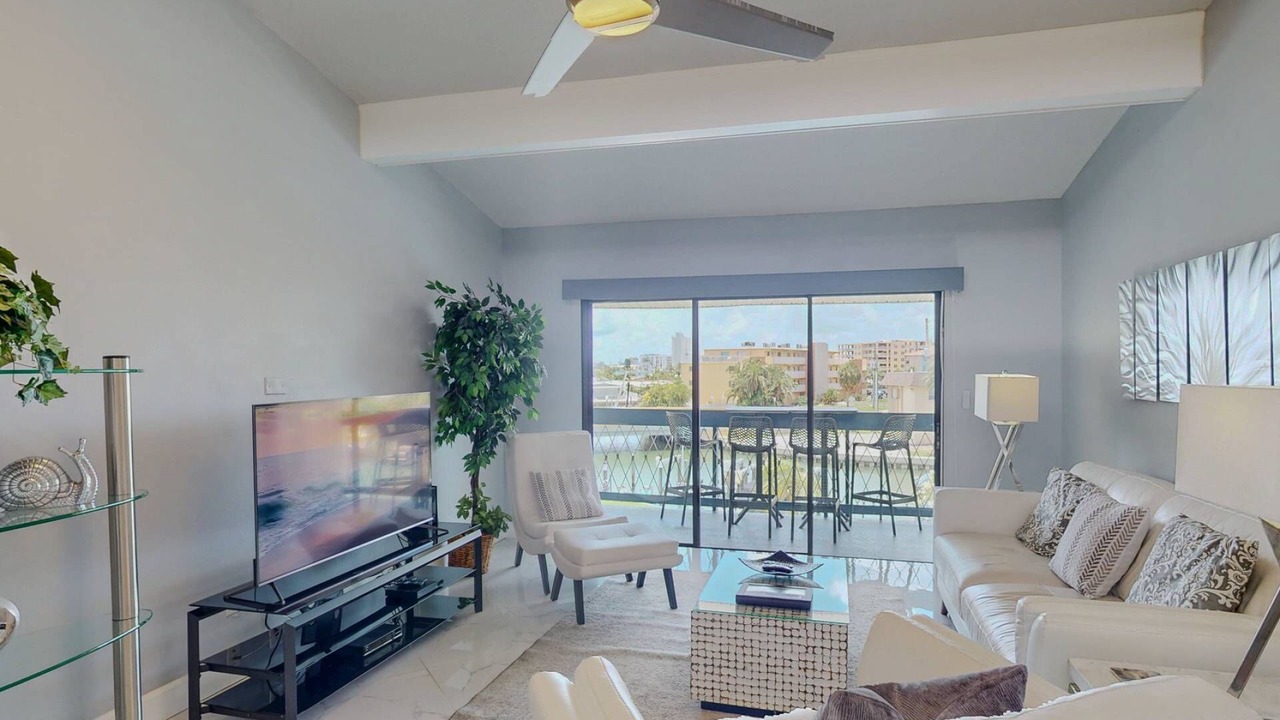 Photo of Livingroom in Capri Isle