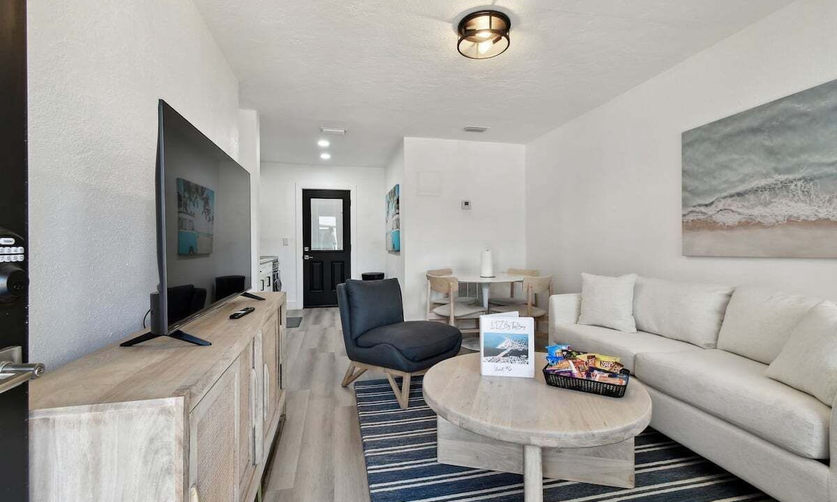 Photo of Livingroom in Capri Isle
