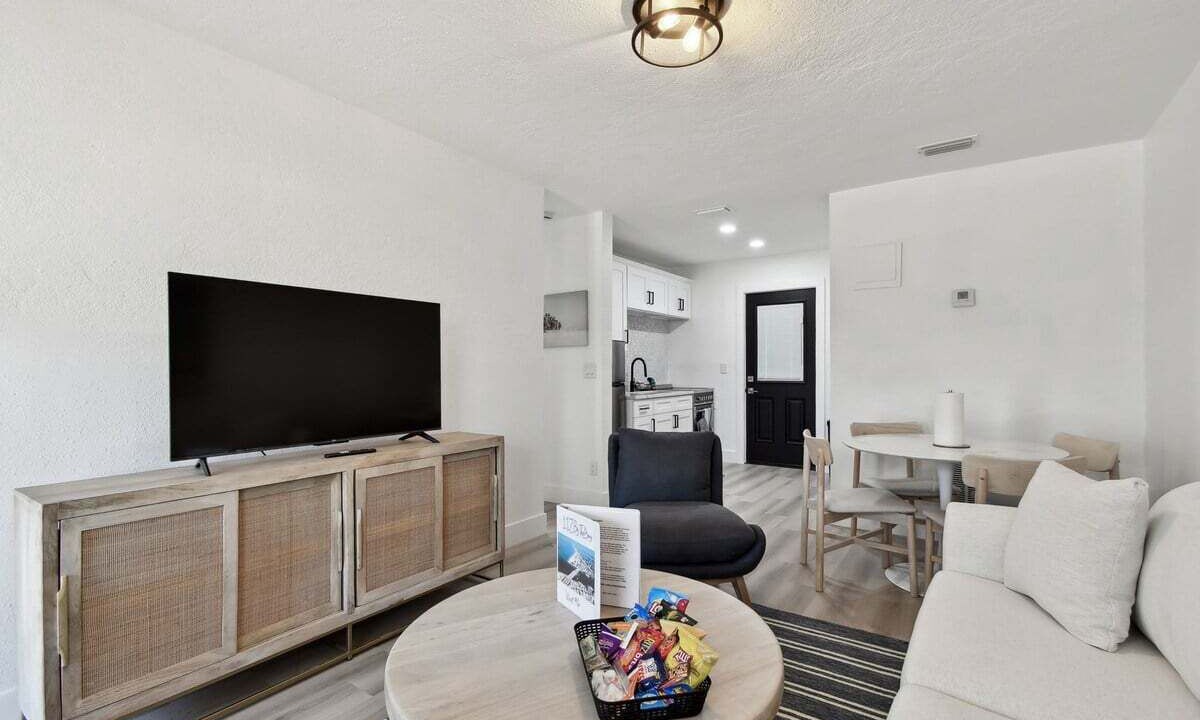 Photo of Livingroom in Capri Isle