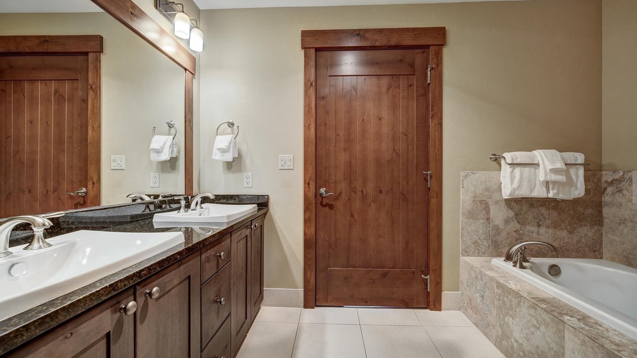 Photo of Bathroom in Peak 8