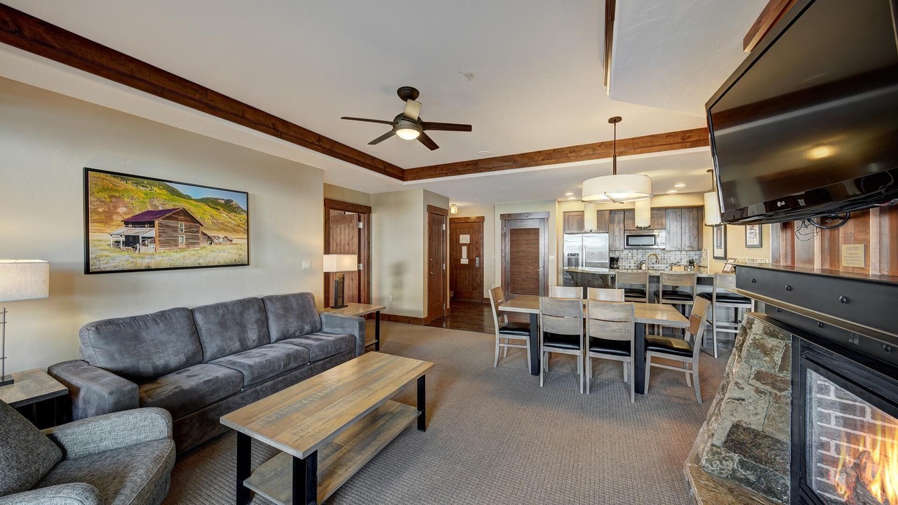 Photo of Livingroom in Peak 8