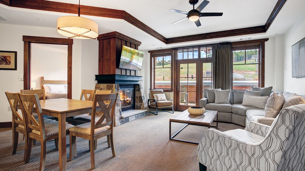 Photo of Livingroom in Peak 8