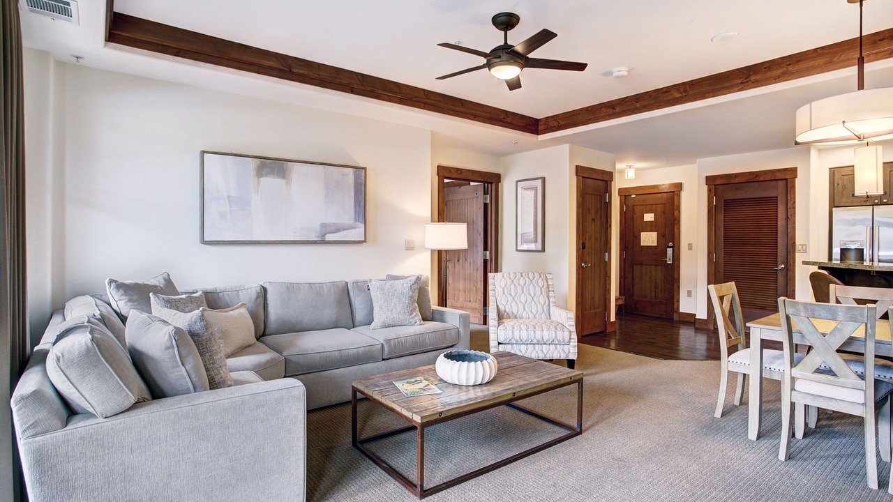Photo of Livingroom in Peak 8