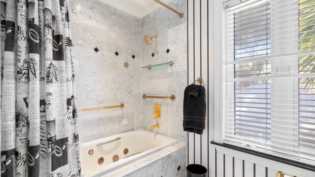 Photo of Bathroom in Treasure Island