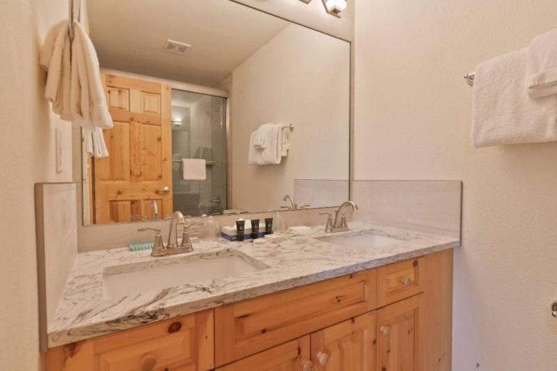 Photo of Bathroom in Four O'Clock