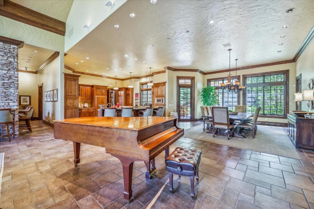 Photo of Livingroom in Warrior's Mark West